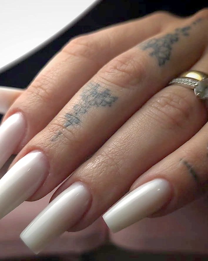 Unhas de gel em tons nude com detalhe dourado